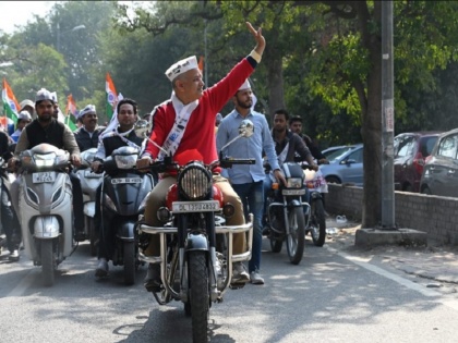 Manish Sisodia reported to Traffic Police for riding a bike without helmet | मनीष सिसोदिया की इस वायरल तस्वीर पर हो सकता है विवाद, जानें क्या है पूरा माजरा