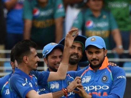 Asia Cup 2018: Manish Pandey takes a stunning catch vs Pakistan, twitter cannot keep calm | एशिया कप: मनीष पाण्डेय ने पाकिस्तान के खिलाफ किया कमाल, पकड़ा ऐसा लाजवाब कैच दुनिया रह गई हैरान