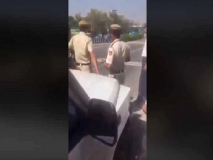 Did Delhi police stop ambulance for BJP leader manoj tiwari convoy pass, here is the truth fact check | क्या बीजेपी नेता मनोज तिवारी के काफिले के लिये दिल्ली में रोकी गई एंबुलेंस, जिससे बच्ची की हुई मौत?