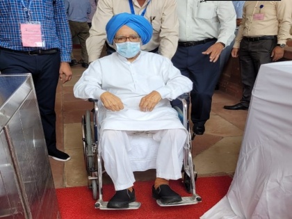 Vice Presidential Election 2022 Manmohan Singh, in wheelchair, votes for vice presidential polls | Vice Presidential Election 2022: व्हीलचेयर में वोट डालने पहुंचे पूर्व प्रधानमंत्री मनमोहन सिंह, देखें तस्वीर
