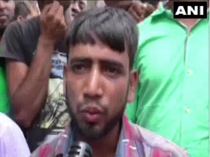 west bengal: Mannan Mullah was allegedly pushed off a train for not chanting Jai Shri Ram on June 19 in South 24 Parganas | पश्चिम बंगालः मन्नान मुल्ला का आरोप- ट्रेन में 'जय श्री राम' बुलवाने के लिए जमकर पीटा, फिर धक्का मारकर उतारा