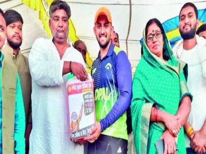 5 litres of petrol for Man of the Match Cricket tournament bizarre award in Bhopal goes viral | टीम को जिताया तो खिलाड़ी को मिला अनोखा 'मैन ऑफ द मैच', 5 लीटर पेट्रोल से भरा हुआ कैन देख हैरान रह गए लोग