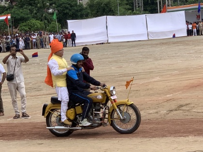 Manohar Lal Khattar independence day inspiction on bike in independence day celebrations 2019 | जब डेयर डेविल बाइक पर सवार होकर सलामी लेने निकले हरियाणा के सीएम मनोहर लाल खट्टर