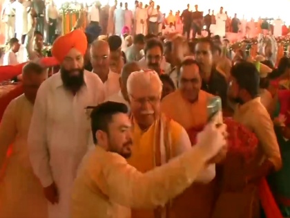 Haryana CM Manohar Lal Khattar pushes aside a man who tries to take a selfie with him at an event in Karnal | CM मनोहर लाल खट्टर ने सेल्फी लेने वाले युवक पर खोया आपा, बांह पकड़कर मारा धक्का  