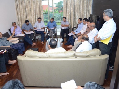 Goa CM Manohar Parrikar chaired a meeting with Cabinet Ministers at his residence | गोवा में सीएम आवास पर कैबिनेट बैठक, मंत्री बोले-  कैंसर से जूझ रहे पर्रिकर 'अब एक दम फिट'
