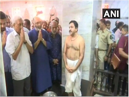 goa CM Manohar Parrikar visits Mahalaxmi Temple in Panaji and he returned from USA | अमेरिका से इलाज कराकर लौटे मनोहर पर्रिकर ने किए महालक्ष्मी दर्शन, आज बुला सकते हैं कैबिनेट बैठक
