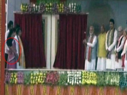 Tripura Minister Manoj Kanti Deb Seen Groping Colleague On Stage Front PM modi video viral | वीडियो: पीएम मोदी थे मंच पर मौजूद, उनके सामने ही मंत्री ने महिला मंत्री की कमर में डाला हाथ