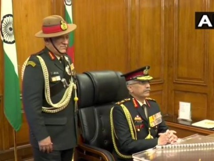 General Manoj Mukund Naravane takes over as the 28th Chief of Army Staff, succeeding General Bipin Rawat. | देश के 28वें आर्मी चीफ बने मनोज मुकुंद नरवाने, चीन के मामलों के हैं जानकार