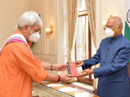 LG Manoj Sinha Jammu and Kashmir arrives in Delhi meets President and Vice President discuss situation | दिल्ली पहुंचे जम्मू-कश्मीर के एलजी मनोज सिन्हा, राष्ट्रपति और उपराष्ट्रपति से मिले, हालात पर चर्चा