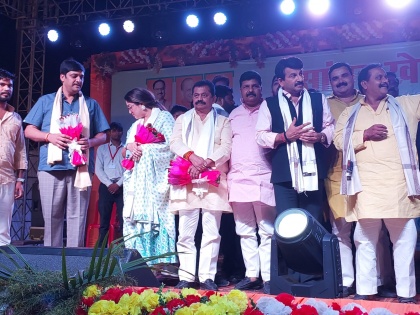 Azamgarh MP Sports Festival Anand Bihari Yadav was honored by Manoj Tiwari and Dinesh Lal Nirhua | आजमगढ़ सांसद खेल महोत्सवः यादव को मनोज तिवारी व निरहुआ ने सम्मानित किया!