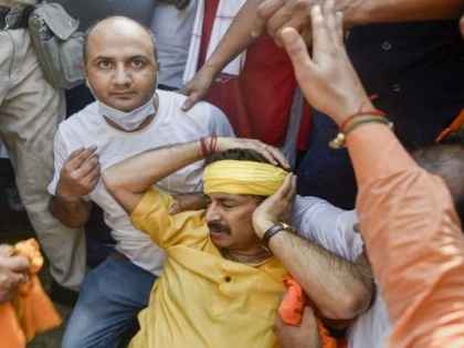 Chhath Puja BJP MP Manoj Tiwari injured ear protesting against Delhi government delhi aap | भाजपा सांसद मनोज तिवारी घायल, कान में लगी चोट, दिल्ली सरकार के खिलाफ छठ पूजा के आयोजन पर कर रहे थे प्रदर्शन