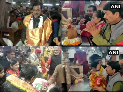 Delhi CM Arvind Kejriwal offered prayers at Hanuman Temple in Connaught Place and BJP Delhi Chief Manoj Tiwari offered prayers at Hanuman Temple in Kalkaji | दिल्ली चुनावः मतदान से पहले कनॉट प्लेस के हनुमान मंदिर में मत्था टेकने पहुंचे CM केजरीवाल, कालकाजी में मनोज तिवारी 