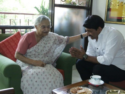 Lok Sabha election 2019: Sheila Dikshit meets Manoj Tiwari after electoral victory | लोकसभा चुनाव 2019: शीला दीक्षित से मिलने पहुंचे मनोज तिवारी, जीत के बाद लिया आशीर्वाद