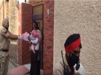 Mansa District Police is making the first Birthday of kids during Coronavirus Lockdown | Coronavirus: लॉकडाउन के बीच पंजाब पुलिस ने किया दिल छू लेने वाला काम, खास अंदाज में मनाया बच्ची का पहला बर्थडे, वीडियो वायरल