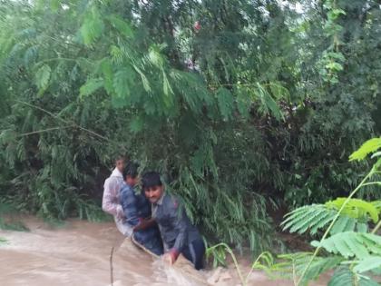 4 people get flushed in rain water in madhya pradesh | मंदसौर में भारी बारिश के बहाव में बही कार, 4 लोगों की मौत 4 people get flushed in rain water in madhya pradesh | मंदसौर में भारी बारिश के बहाव में बही कार, 4 लोगों की मौत