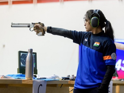 Tokyo Olympics 2020: Manu Bhaker and Yashaswini in 10 meter air pistol out of medal race | Tokyo Olympics 2020: मनु भाकर और यशस्विनी मेडल की रेस से बाहर, नौकायन में भारतीय जोड़ी सेमीफाइनल में