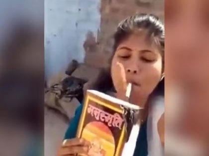 Watch: Woman lights cigarette after burning Manusmriti, video goes viral | Watch: मनुस्मृति को जलाकर महिला ने उससे जलाई सिगरेट, वीडियो हुई वायरल