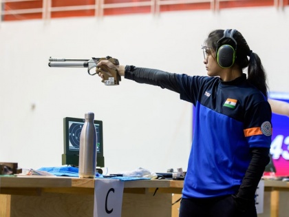 Manu Bhaker wins Women and junior 10m air pistol gold at national selection trials | मनु भाकर का राष्ट्रीय चयन ट्रायल्स में जोरदार प्रदर्शन, 10 मीटर एयर पिस्टल में जीते दोनों गोल्ड