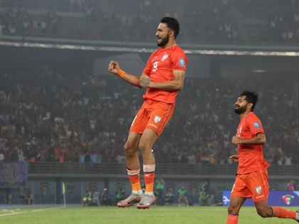 FIFA World Cup 2026 qualifiers Manvir goal edges India to 1-0 win against 10-man Kuwait Face off against Asian champions Qatar on November 21 Manvir Singh celebrates with teammate Nikhil Poojary  | FIFA World Cup 2026 qualifiers: भारत ने कुवैत बाधा को पार किया!, मनवीर के गोल से 1-0 से जीत दर्ज की, 21 नवंबर को एशियाई चैंपियन कतर से मुकाबला
