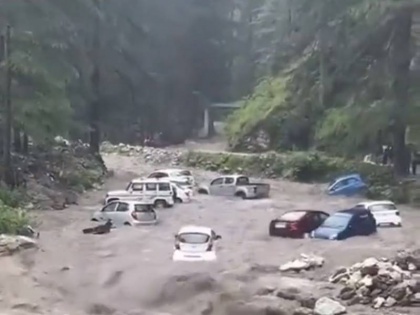 Many houses cars washed away along ATMs due to Himachal Pradesh heavy rains houses destroyed due landslides video | हिमाचल प्रदेश: भारी बारिश के कारण एटीएम संग बह गए कई मकान और कारें, भूस्खलन से कई घर हुए बर्बाद, देखें वीडियो