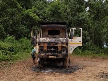 Maoists Torch Vehicles Of Road Construction Firm In Odisha’s Kandhamal | ओडिशा के कंधमाल जिले में माओवादियों ने सड़क निर्माण कंपनी के चार वाहन फूंके