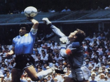 maradona most famous Hand of God goal 1986 fifa world cup | माराडोना का फुटबॉल इतिहास का वो सबसे चर्चित गोल, जिसमें 'भगवान का हाथ' था!