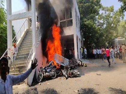 Maratha Quota Protest Massive Stone Pelting At NCP MLA Prakash Solanke's House In Beed, Vehicles Set On Fire | Maratha Quota Protest: महाराष्ट्र में मराठा आरक्षण आंदोलन हुआ हिंसक, प्रदर्शनकारियो ने एनसीपी विधायक प्रकाश सोलंके के घर पर किया पथराव, फूंके वाहन