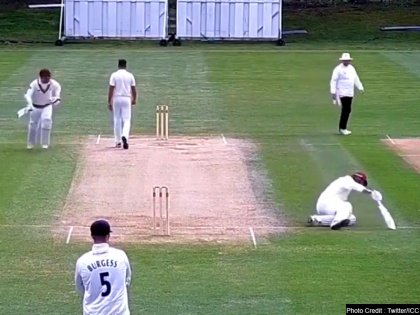 Marcus Trescothick falls twice while running between the wickets, Video goes Viral | इंग्लैंड में मैच के दौरान अजीबोगरीब नजारा, रन लेते समय दो बार गिरा ये स्टार बल्लेबाज, वीडियो वायरल