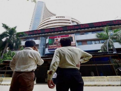 indian share market in loss in tuesday starting | वैश्विक बाजार में गिरावट के बीच मंगलवार को भारतीय शेयर बाजार में देखने को मिली गिरावट