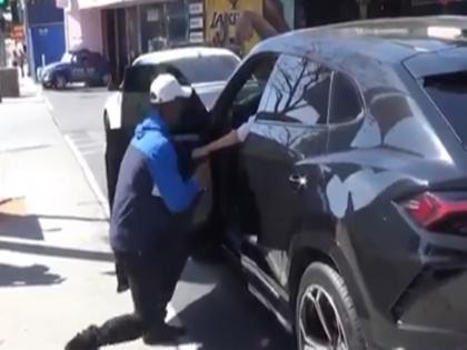 Fan Proposes Marriage To Kendall Jenner Outside Her Car Watch viral video | VIDEO: कार के बाहर घुटनों के बल बैठकर फैन ने किया इस खूबसूरत मॉडल को शादी के लिए प्रपोज, और फिर... Fan Proposes Marriage To Kendall Jenner Outside Her Car Watch viral video | VIDEO: कार के बाहर घुटनों के बल बैठकर फैन ने किया इस खूबसूरत मॉडल को शादी के लिए प्रपोज, और फिर...