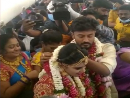 couple mid air marriage sparks controversy for wedding in flight dgca takes action | तमिलनाडु के जोड़े ने उड़ते विमान में की शादी, कोविड-19 दिशा निर्देशों की जमकर उड़ाई धज्जियां