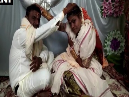 Andhra Pradesh: A couple married in Visakhapatnam without the presence of a guest due amid Coronavirus Lockdown | कोरोना वायरस: डर के बीच कुछ इस तरह हुई शादी, फंक्शन में शामिल नहीं हुआ कोई मेहमान
