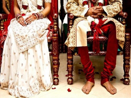 MukhyaMantri Samoohik Vivah Yojna: Couple marriage again for money | सामूहिक विवाह योजनाः पैसे के लालच में दंपति ने की दोबारा शादी, मंडप में स्तनपान कराने से हुआ खुलासा