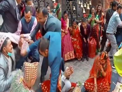 funny viral video of people falling on bride groom while playing trending on social media | शादी में अचानक एक-दूसरे से भिड़े दो पक्ष, दूल्हा-दुल्हन के ऊपर गिरी भीड़, वीडियो वायरल funny viral video of people falling on bride groom while playing trending on social media | शादी में अचानक एक-दूसरे से भिड़े दो पक्ष, दूल्हा-दुल्हन के ऊपर गिरी भीड़, वीडियो वायरल