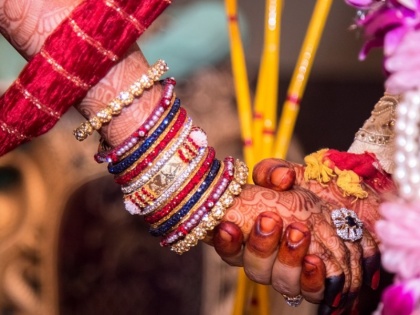 In Bhind, the sarpanch husband married the wife and sister-in-law in the same pavilion. | भिंड में सरपंच पति ने एक ही मंडप पर रचाई पत्नी एवं साली के साथ शादी