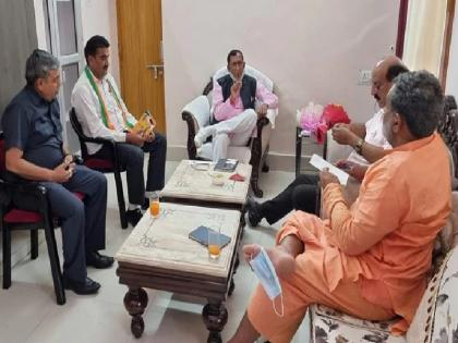 uttarakhand: minister yatishverananda wear face mask on foot, opposition parties criticized | उत्तराखंडः पैर के अंगूठे में मास्क लटकाकर बैठे थे मंत्री, फोटो वायरल होने के बाद विपक्षी पार्टियों ने साधा निशाना, आम लोगों ने भी की आलोचना uttarakhand: minister yatishverananda wear face mask on foot, opposition parties criticized | उत्तराखंडः पैर के अंगूठे में मास्क लटकाकर बैठे थे मंत्री, फोटो वायरल होने के बाद विपक्षी पार्टियों ने साधा निशाना, आम लोगों ने भी की आलोचना