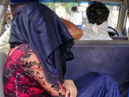 Body massage racket busted in delhi, lover arrest | मसाज गर्ल रैकेट का भंडाफोड़, ग्राहक के साथ आपत्तिजनक हालत में चुपके से खींच लेती थी तस्वीर
