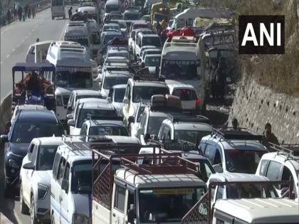 Massive traffic jam Himachal Pradesh Manali as people throng to hilly areas to celebrate new year 2023 | फोटो: नया साल मनाने के लिए भारी संख्या में मनाली जा रहे है पर्यटक, सड़कों पर लगा भीषड़ जाम-नहीं हिल रही है गाड़ियां