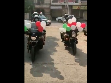 Coronavirus Lockdown up mathura police celebrate one year old baby first birthday | VIDEO: फौजी की पत्नी ने ट्वीट कर कहा, 'बेटी का पहला जन्मदिन है', बाइक पर बैलून और केक लेकर पहुंची UP पुलिस