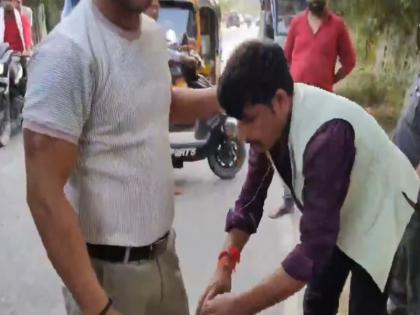 Shocking Video: In Mathura, a goon beats up a TV reporter in public, forces him to touch his feet | Shocking Video: मथुरा में सरेआम गुंडे ने टीवी रिपोर्टर को पीटा, पैर छूने को मजबूर किया Shocking Video: In Mathura, a goon beats up a TV reporter in public, forces him to touch his feet | Shocking Video: मथुरा में सरेआम गुंडे ने टीवी रिपोर्टर को पीटा, पैर छूने को मजबूर किया