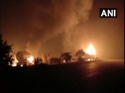 gas tanker had exploded on yamuna expressway after it rammed into another gas tanker in mathura | मथुरा: यमुना एक्सप्रेसवे पर दो गैस टैंकरों में टक्कर से लगी भीषण आग, 3 लोग झुलसे gas tanker had exploded on yamuna expressway after it rammed into another gas tanker in mathura | मथुरा: यमुना एक्सप्रेसवे पर दो गैस टैंकरों में टक्कर से लगी भीषण आग, 3 लोग झुलसे