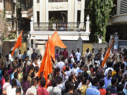 Shiv Sainiks and police gathered in front of Chief Minister Uddhav Thackeray's residence 'Matoshree', MP Navneet Rana, who announced the recitation of Hanuman Chalisa, is being opposed | मुख्यमंत्री उद्धव ठाकरे के आवास 'मातोश्री' के सामने शिवसैनिकों और पुलिस का भारी जमावड़ा, हनुमान चालीसा के पाठ की घोषणा करने वाली सांसद नवनीत राणा का हो रहा है विरोध
