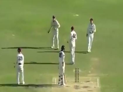 australia matt renshaw blunder wears wicketkeeper gloves team costs extra 5 runs | ऑस्ट्रेलिया के इस फील्डर ने पहना ग्लव्स तो विपक्षी टीम को मिल गए 5 रन