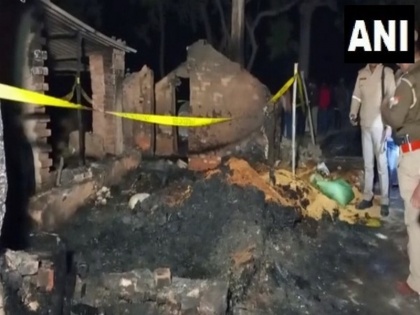 House caught fire at Mau in UP 5 family members burnt alive | यूपी के मऊ में चूल्हे से घर में लगी आग; एक महिला, 3 नाबालिग सहित परिवार के 5 सदस्य जिंदा जले
