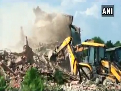 Gangster Mukhtar Ansari close slaughter house demolished in Mau Video viral | पलभर में ढाह दिया गया गैंगस्टर मुख्तार अंसारी के करीबी का बूचड़खाना, सोशल मीडिया पर वायरल हुआ वीडियो