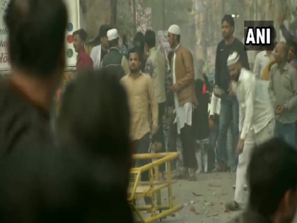 caa: stone pelting between supporters and opponents of caa stampede in maujpu delhi | CAA: समर्थकों और विरोधियों में पथराव, पुलिस ने दागे आंसू गैस के गोले, दो मेट्रो स्टेशन बंद