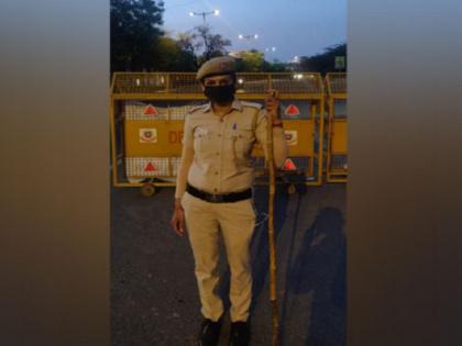 Wore khaki to serve people: Delhi Police women Constable puts duty before taking care of toddler son | 'मैंने खाकी जनता की सेवा के लिए पहनी है', दिल्ली की महिला पुलिस अपने डेढ़ साल के बच्चे को छोड़ निभा रही हैं अपना फर्ज Wore khaki to serve people: Delhi Police women Constable puts duty before taking care of toddler son | 'मैंने खाकी जनता की सेवा के लिए पहनी है', दिल्ली की महिला पुलिस अपने डेढ़ साल के बच्चे को छोड़ निभा रही हैं अपना फर्ज