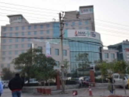 Lieutenant Governor stays ban on Delhi's Max hospital | मैक्स अस्पताल के लाइसेंस रद्द पर स्टे, कामकाज फिर शुरू