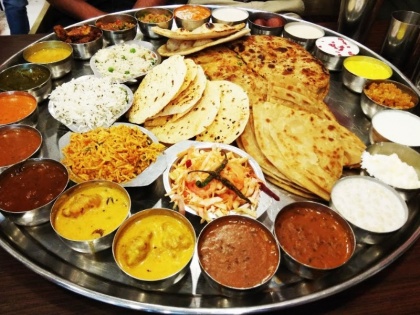 5 biggest food thalis in India | किसी में हैं 5 तरह की मिठाई तो किसी में 3 तरह की आइसक्रीम, ये हैं देश की सबसे बड़ी फूड थालियां