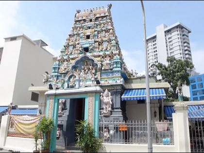 in singapore thousands of people reach in temple | सिंगापुर में हिंदुओं ने पेश की आस्था की मिसाल, भारी बारिश के बावजूद मंदिर के प्राण प्रतिष्ठा में शामिल हुए हजारों श्रद्धालु